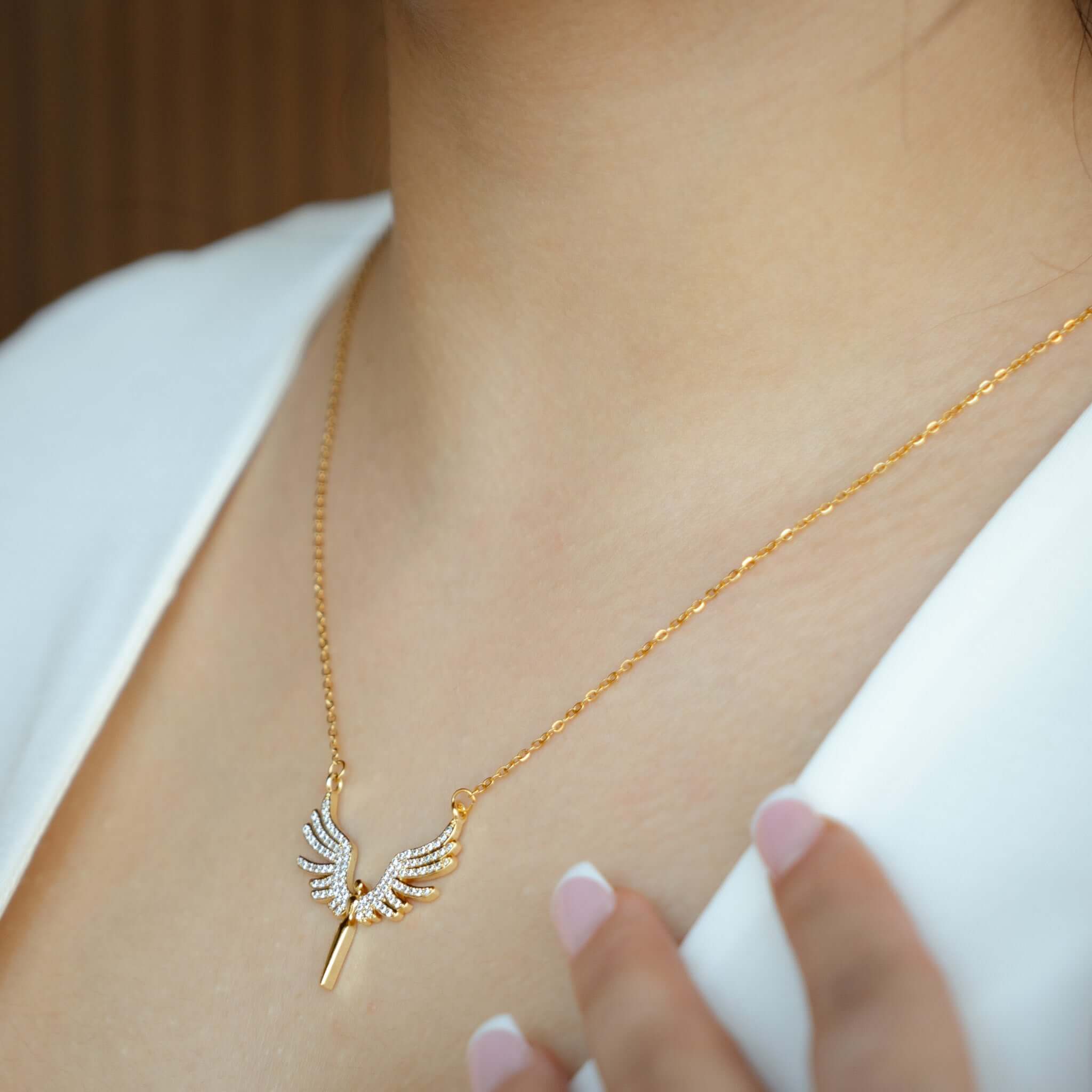 Gold Engelsflügel Halskette mit funkelnden Kristallen, perfekt für eleganten Schmuck und persönlichen Stil.