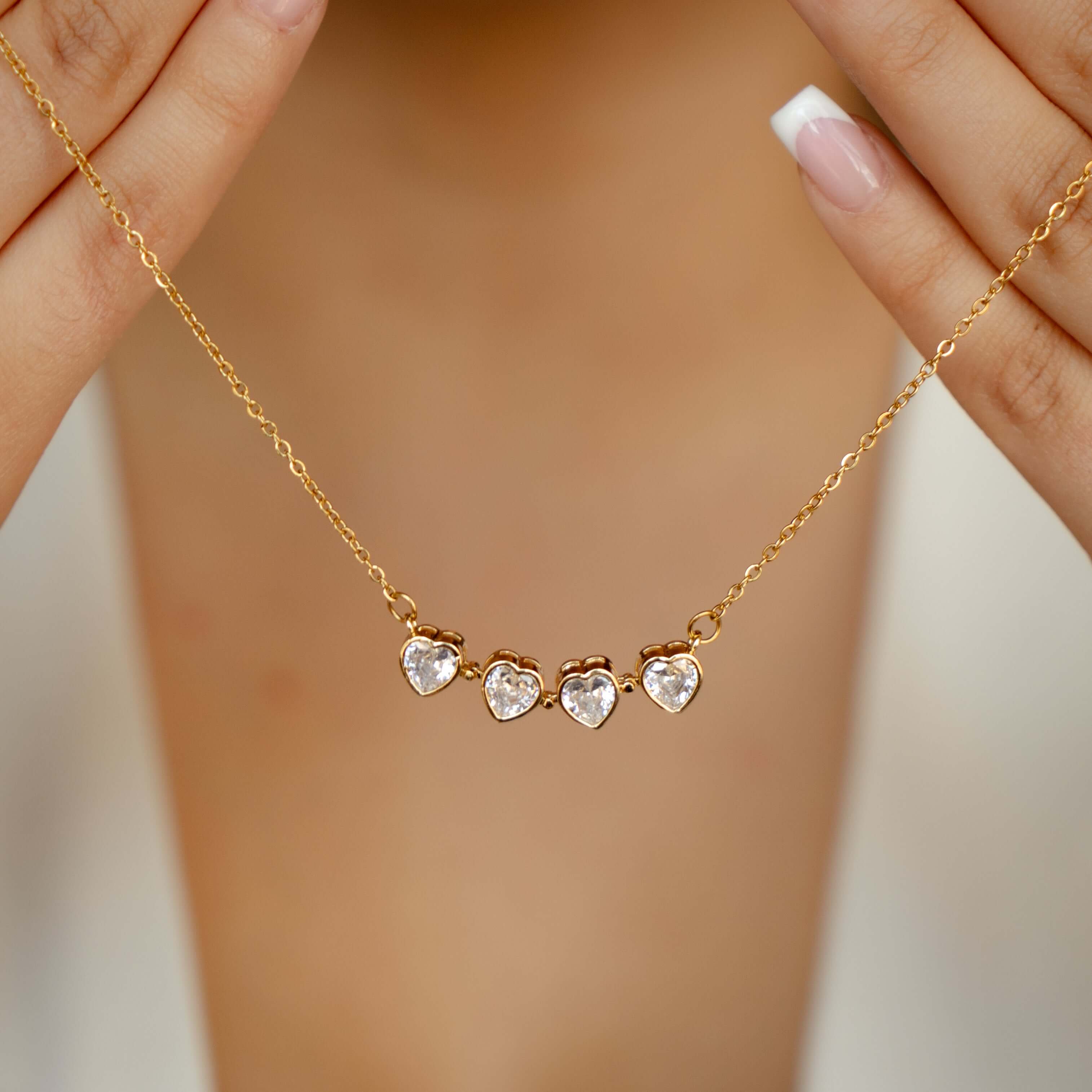 Gold Herz-Kette mit funkelnden Steinen, perfekt für romantische Anlässe und elegantes Schmuckdesign.