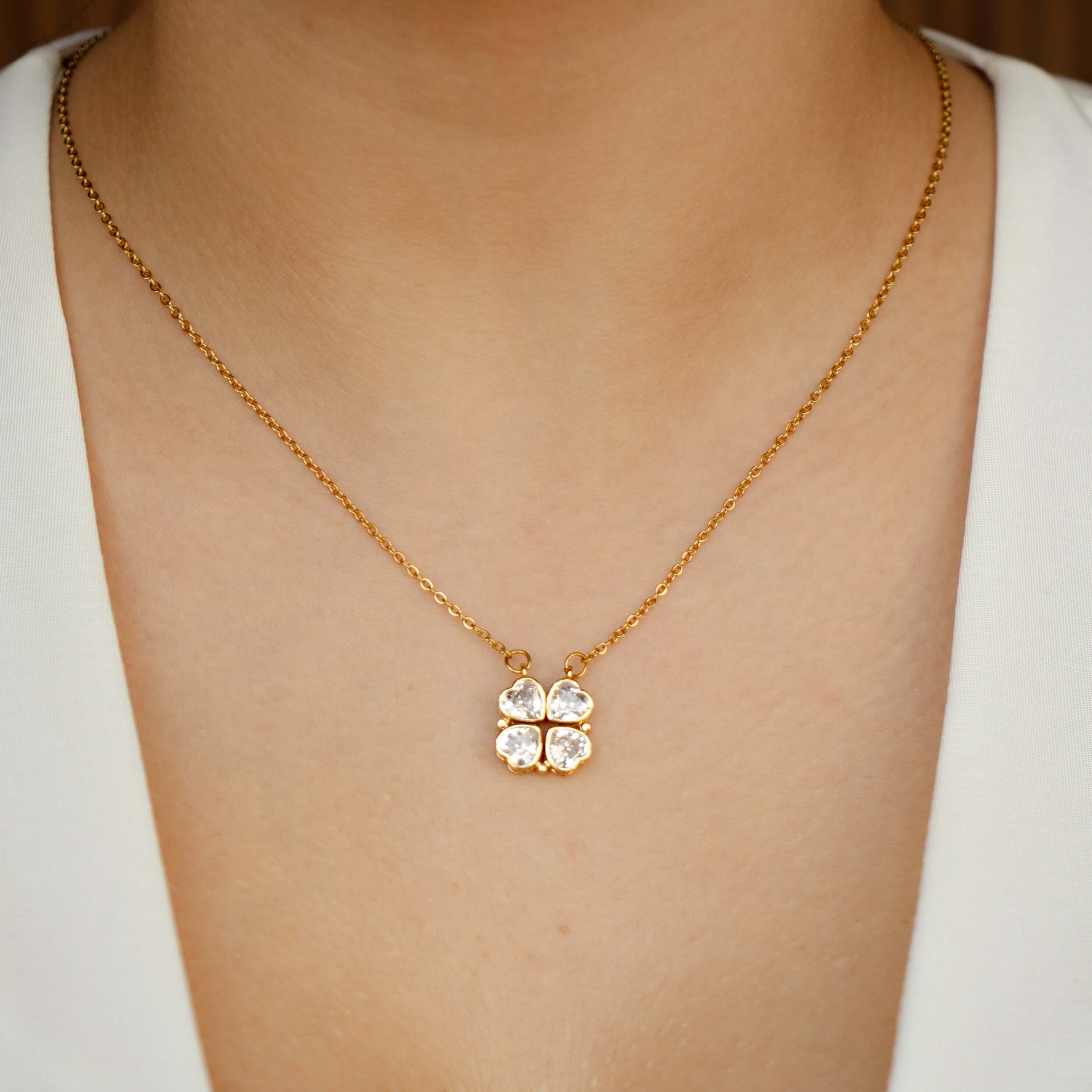 Goldene Herz-Kleeblatt Halskette mit funkelndem Design, ideal für romantische Anlässe und elegante Outfits.