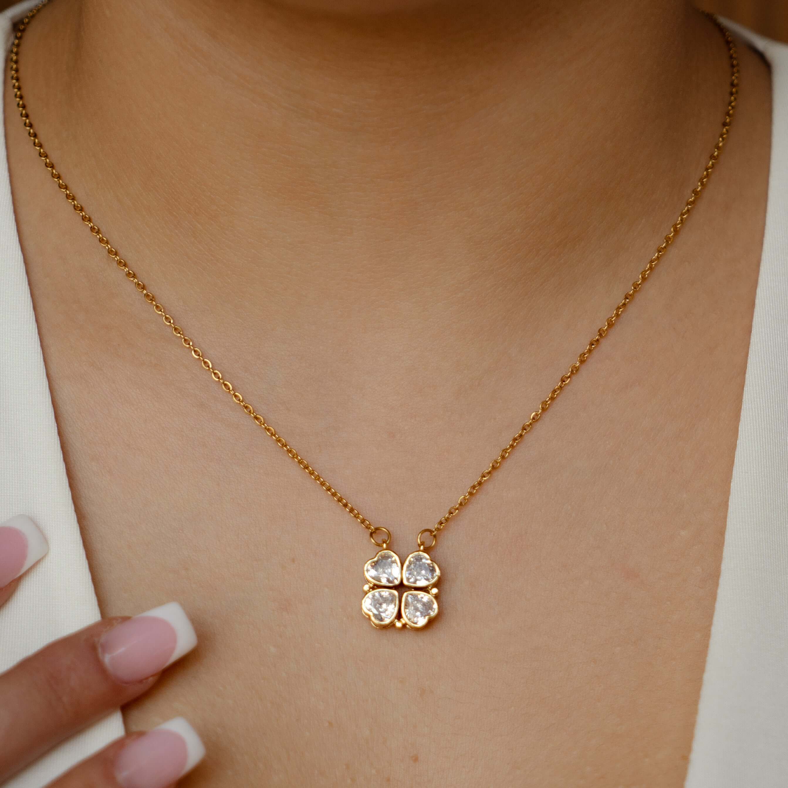 Goldene Halskette mit Herz-Kleeblatt-Anhänger, ideal für zeitlosen Schmuck und Glücksbringer.