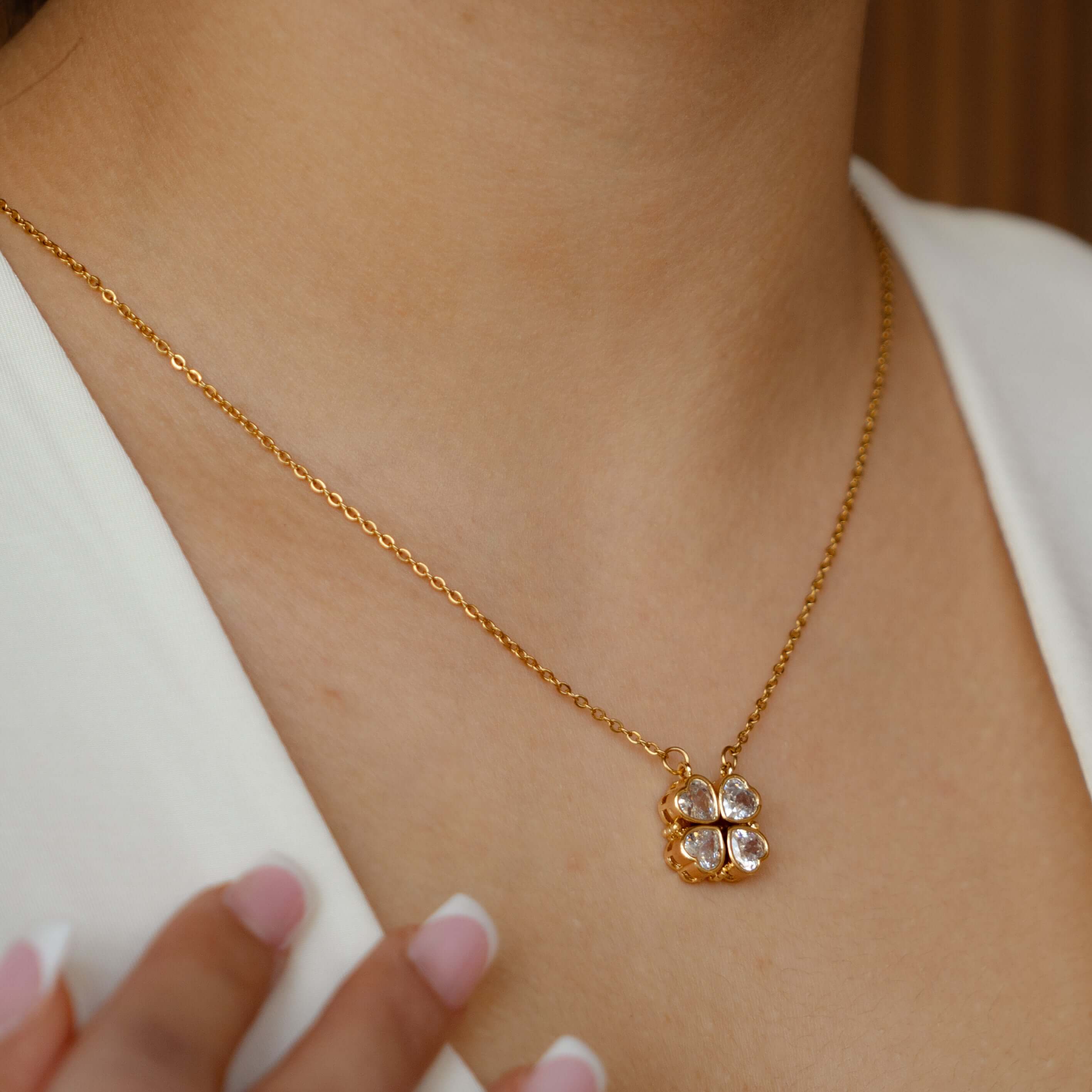 Goldene Herz-Kleeblatt Halskette aus Edelstahl, ein elegantes Schmuckstück, perfekt für besondere Anlässe.