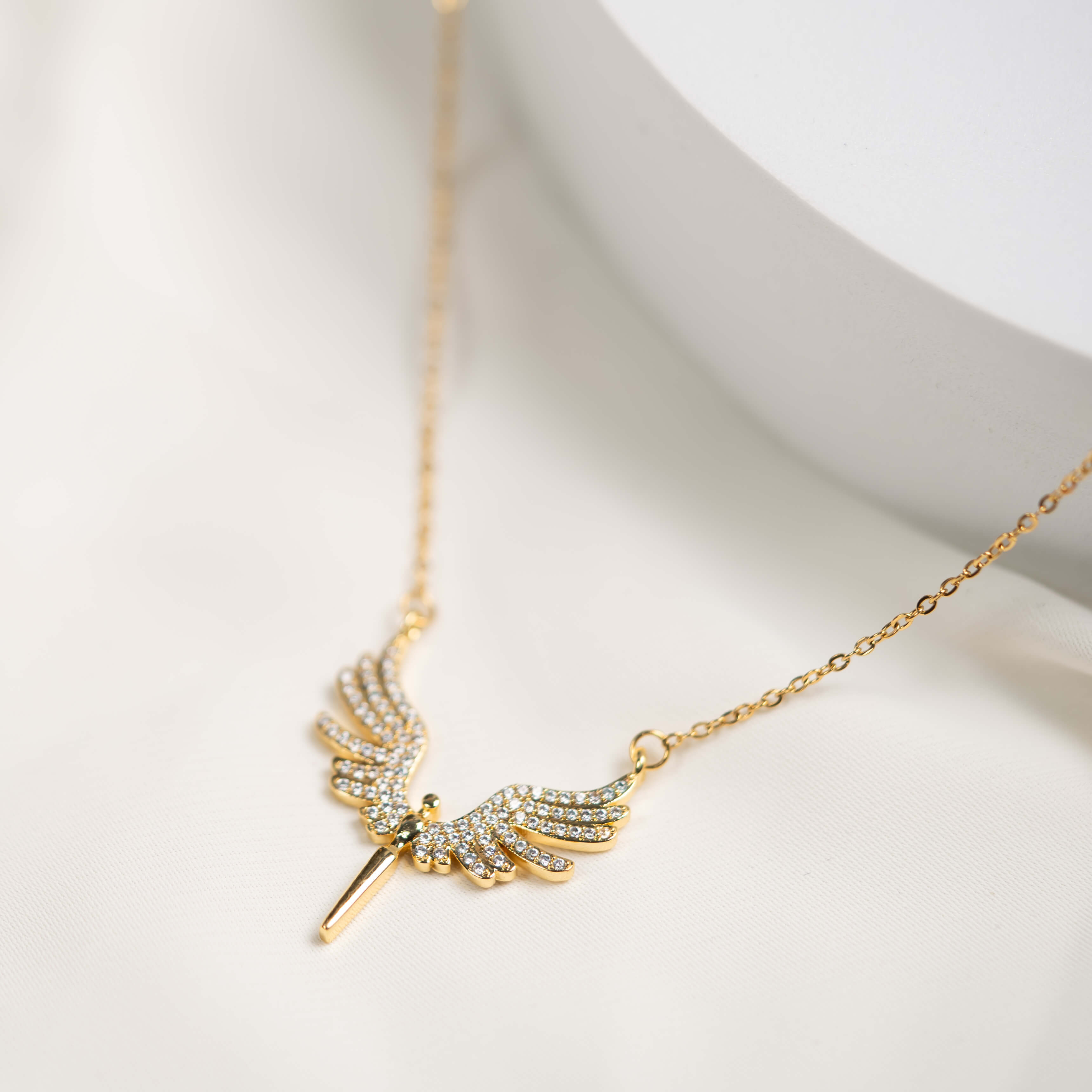 Engelsflügel Halskette in Gold mit funkelnden Kristallen, perfektes Schmuckstück für den eleganten Look.