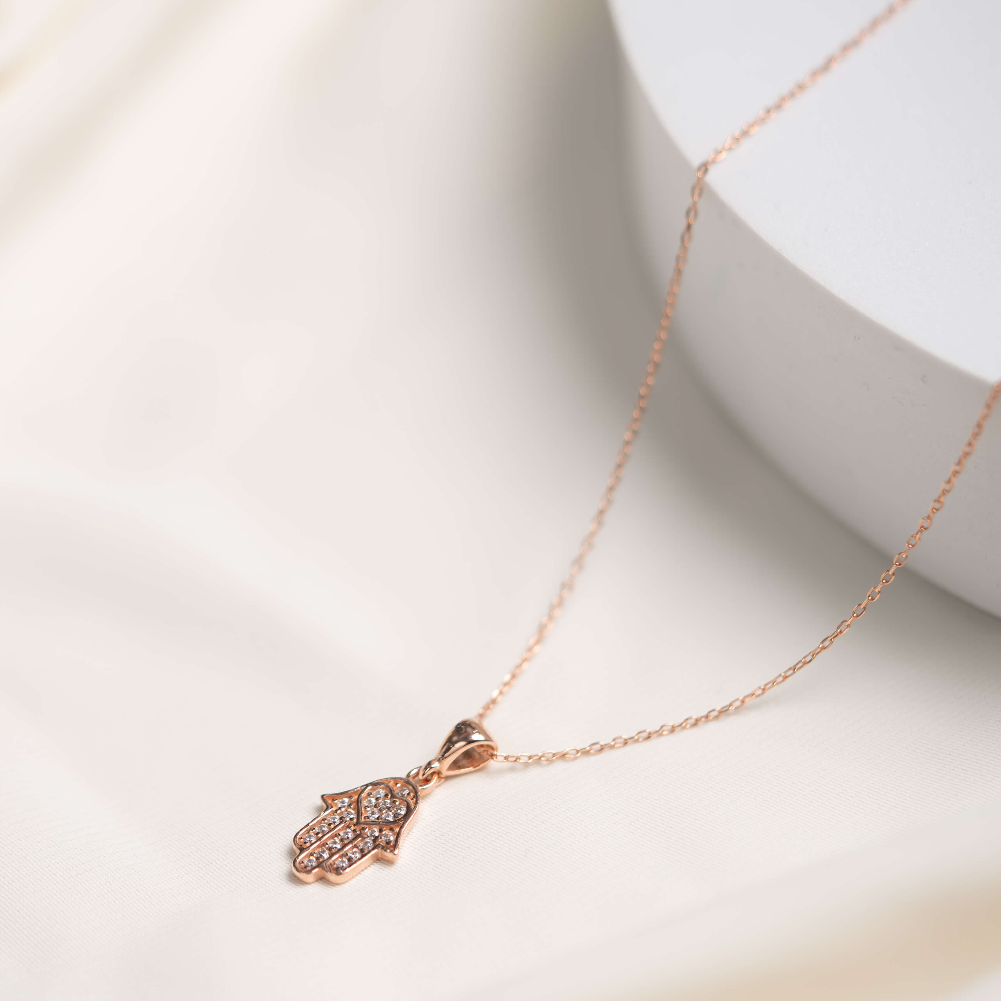 Zeitlose Hand der Fatima Halskette, 925 Sterling Silber mit glitzernden Steinen