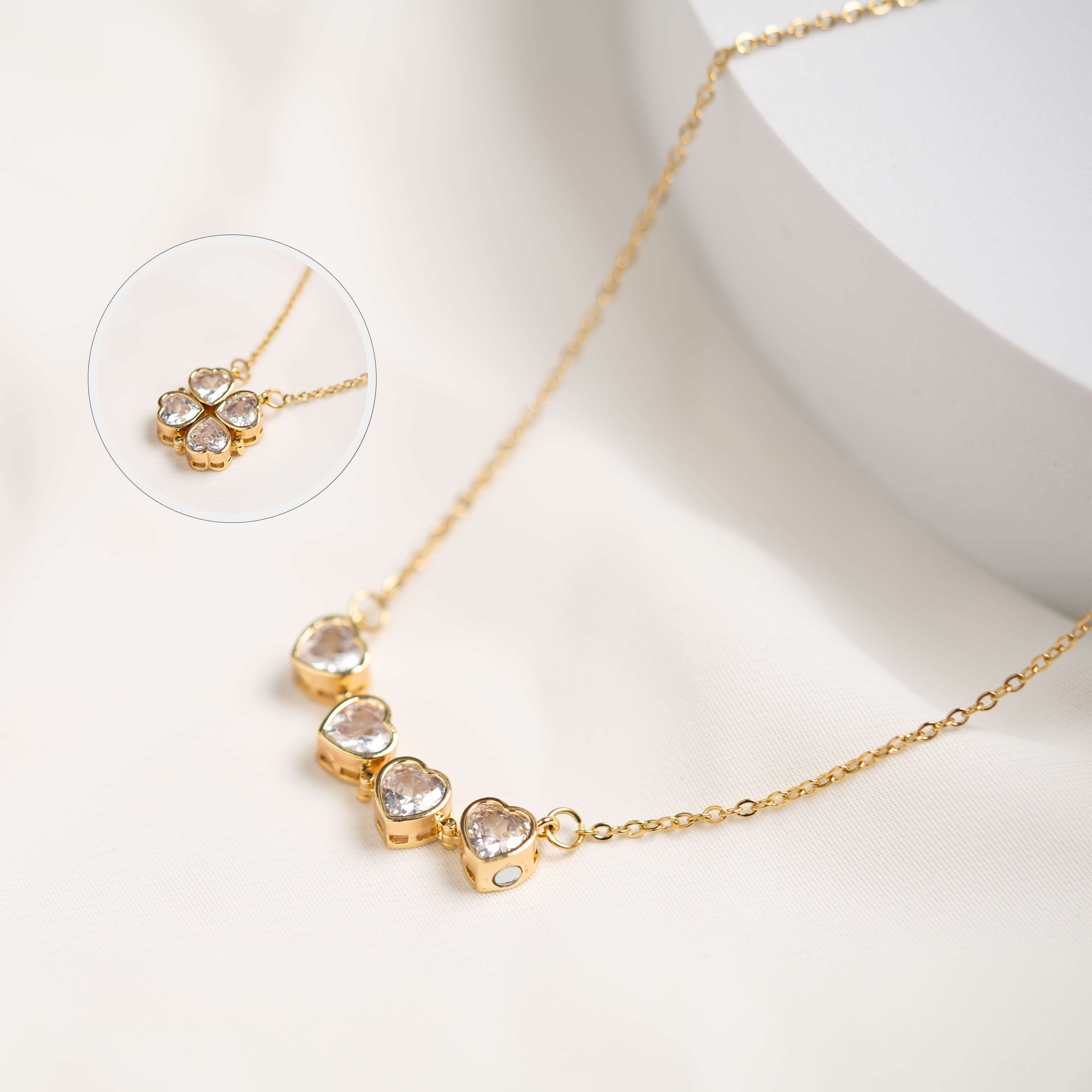 Herz-Kleeblatt Halskette aus Edelstahl in Gold mit funkelnden Details, perfekt für romantische Anlässe.