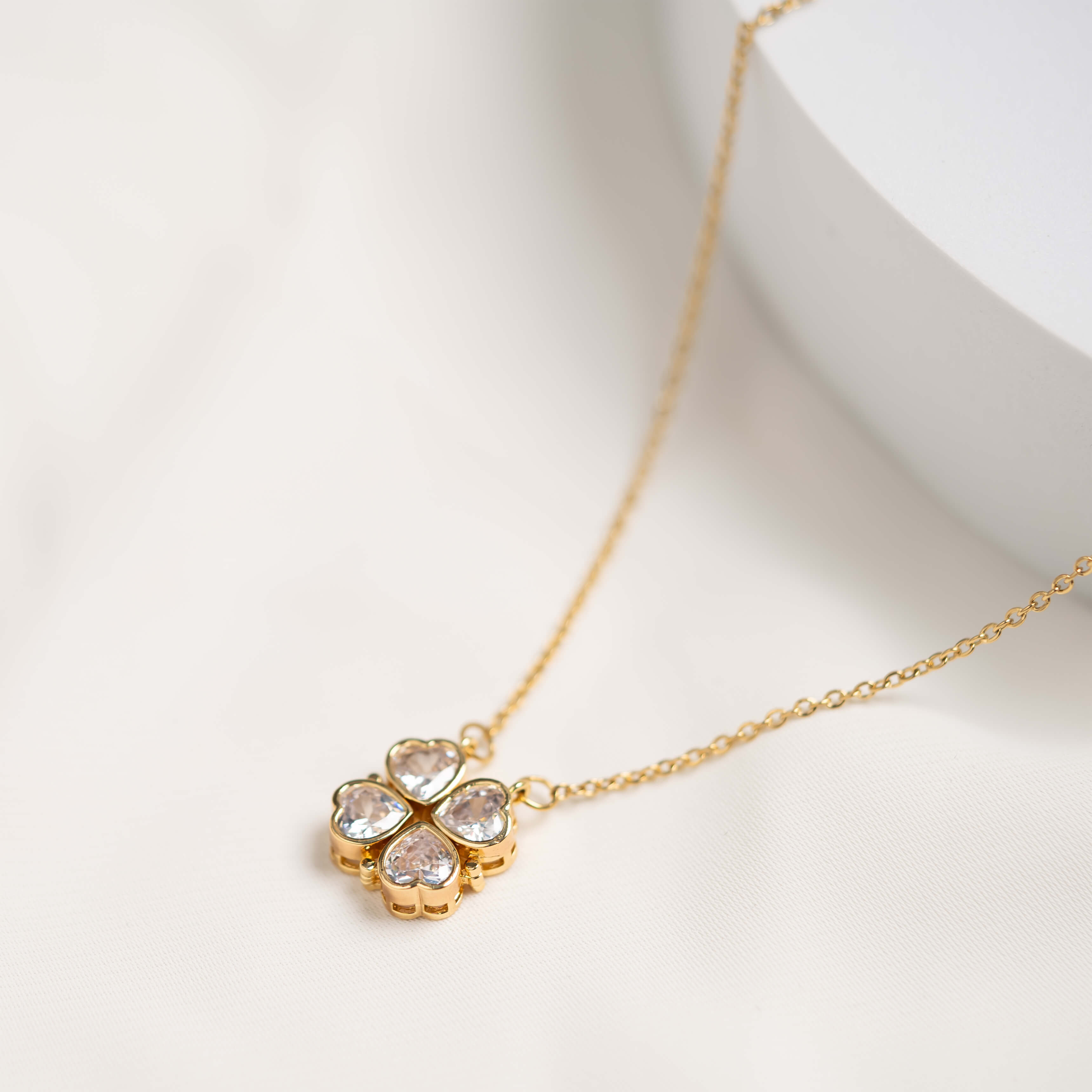 Gold Herz-Kleeblatt Halskette mit funkelnden Steinen, elegant und romantisch, perfektes Schmuckstück für jeden Anlass.