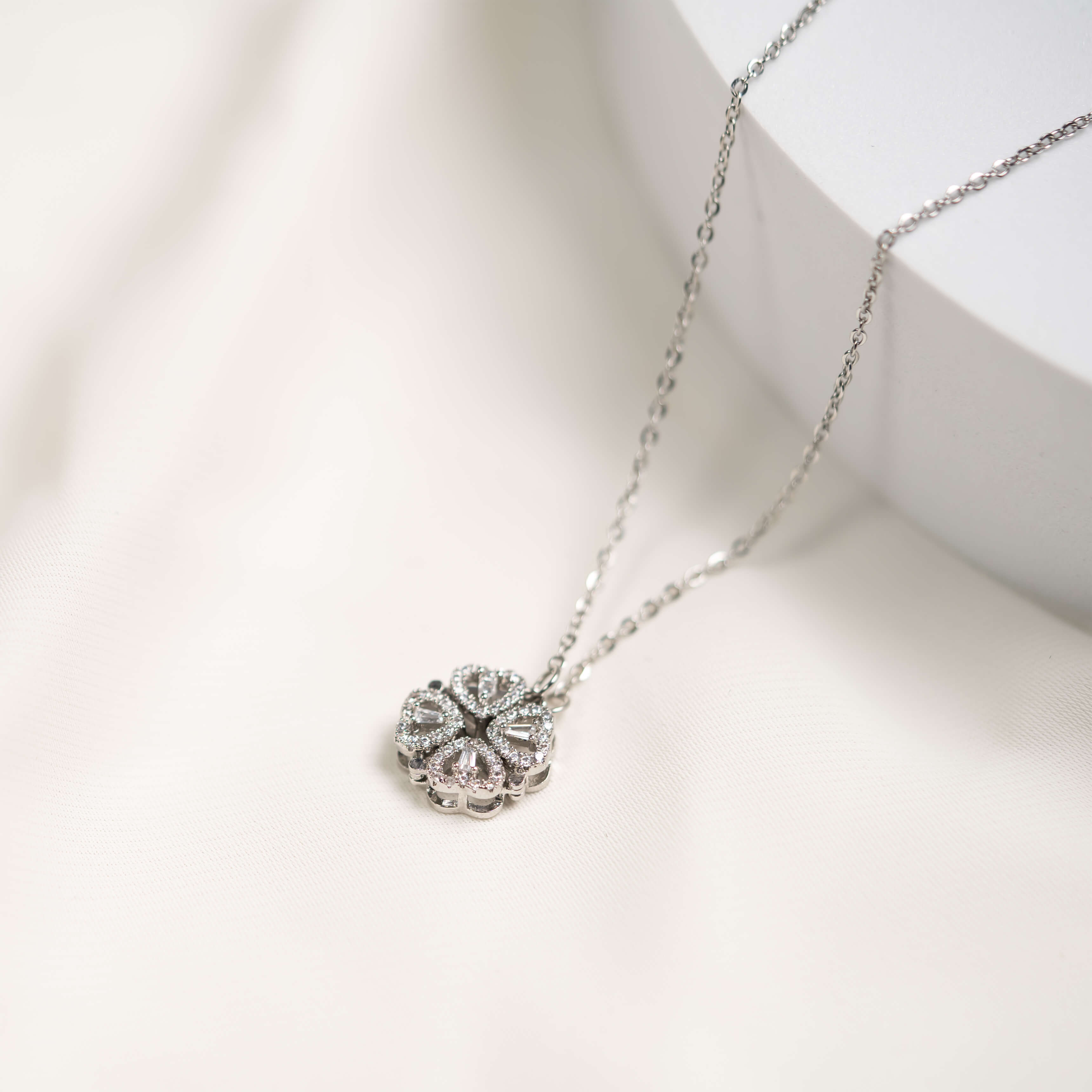 Herz-Kleeblatt Halskette aus Edelstahl in Silber, glänzende Steine, romantisches Schmuckstück für jeden Anlass.