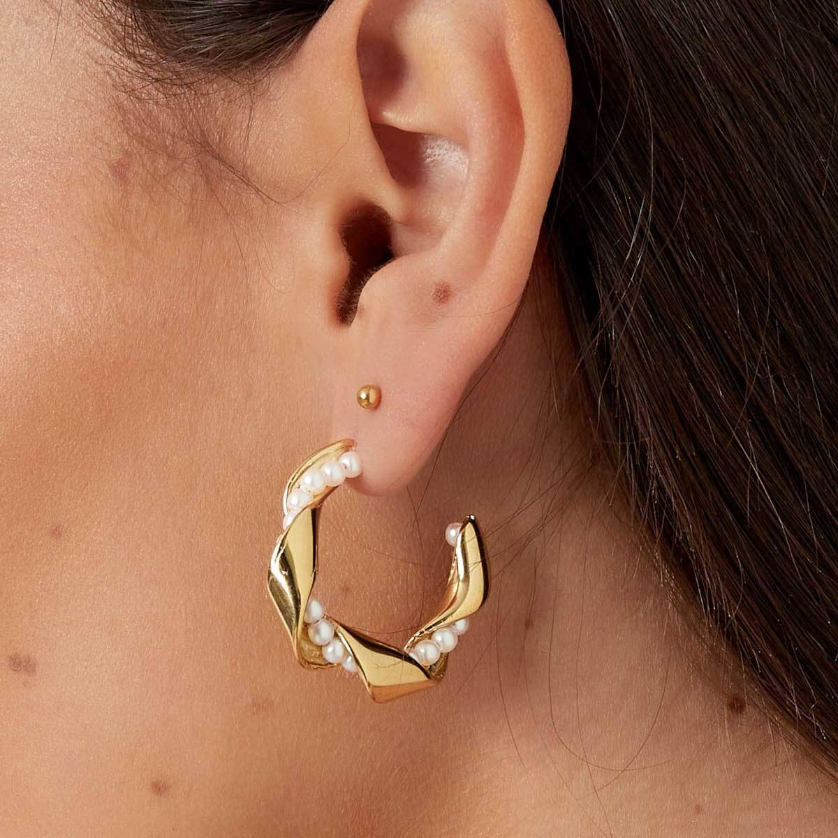 Perlenspirale Ohrringe – elegante Creolen mit Perlen in Gold für Damen