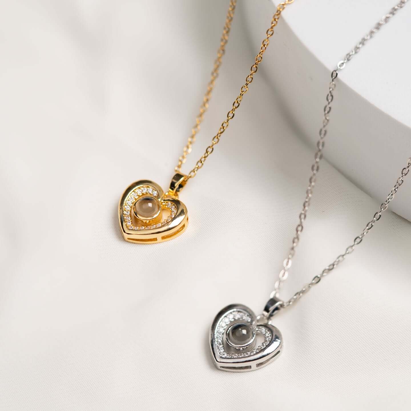 Herzanhänger in Gold und Silber mit Perle, moderne Halsketten für romantische Anlässe, Schmuck mit einzigartiger Botschaft.